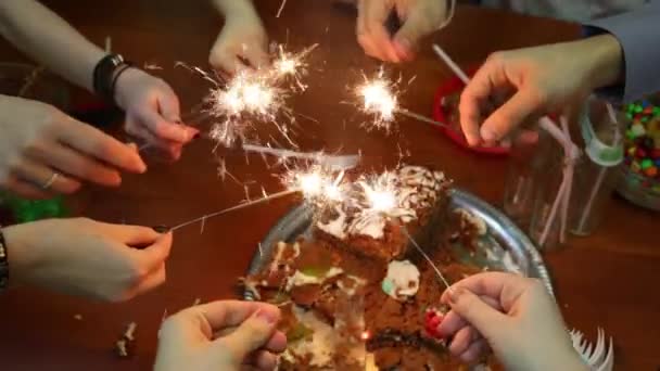 Acht Jugendliche Sitzen Tisch Und Zünden Zum Geburtstag Wunderkerzen — Stockvideo