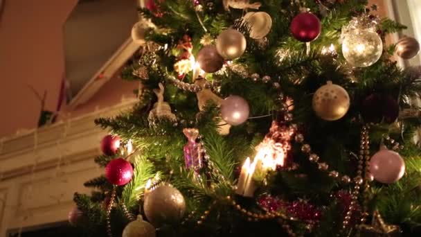 Unter Dem Weihnachtsbaum Mit Kugeln Kamin Und Fernseher — Stockvideo