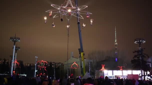 俄罗斯莫斯科 2014年11月28日 法国剧院的演员 Transe Vdnkh 的表演中 在起重机臂上悬挂的巨型吊灯形状的框架上进行表达 — 图库视频影像