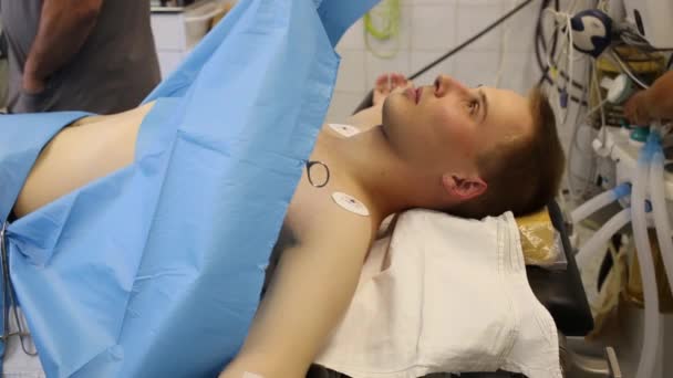 Νεαρός Άνδρας Που Βρίσκεται Στο Χειρουργικό Τραπέζι Πριν Την Επέμβαση — Αρχείο Βίντεο