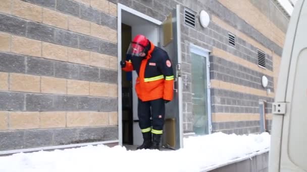 Moskva Feb 2015 Arbetaren Räddningstjänst Och Bil Elk Island Bostadsområde — Stockvideo