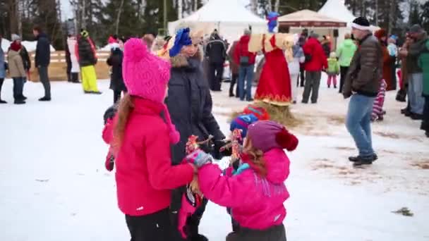 人の子供が休日の家とホテル Avantel クラブ イストラ節中にダンスをラウンド Lechischevo ロシア 2015 — ストック動画