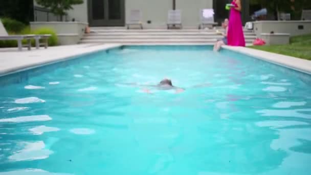 Mädchen Schwimmt Freibad Der Nähe Von Haus Und Menschen Außer — Stockvideo