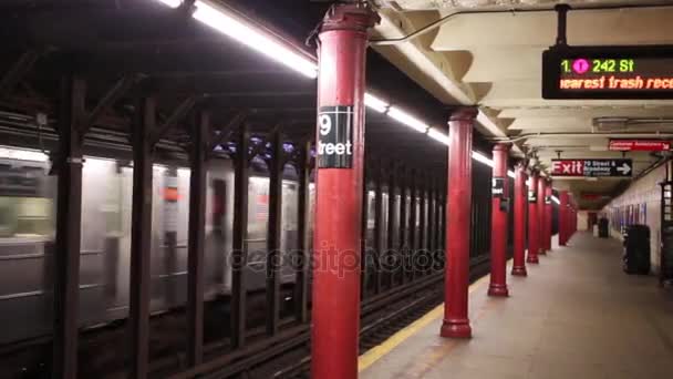 ニューヨーク アメリカ合衆国 2014 地下鉄のマンハッタンに ストリート駅します ニューヨーク市地下鉄は 駅数では世界で最大の地下鉄システム — ストック動画