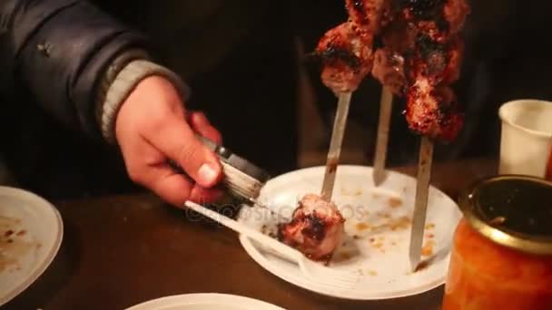 Мужские Руки Режут Мясо Гриле Карманным Ножом Ночью — стоковое видео