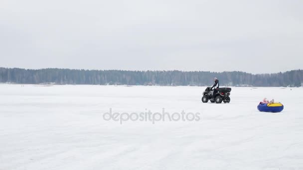 Uomo Quad Rotoli Bambino Felice Sul Campo Innevato Inverno — Video Stock