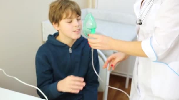 Ärztin Gibt Jungen Auf Stuhl Sitzende Inhalationsmaske — Stockvideo