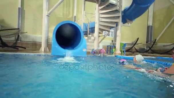 Niño Adolescente Abajo Tobogán Plástico Piscina Cubierta Otras Cinco Personas — Vídeo de stock