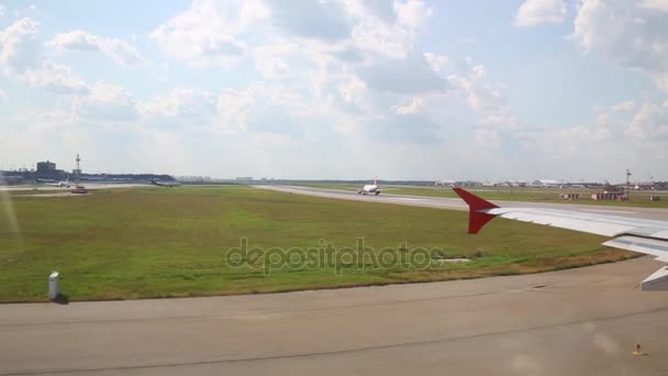 Tragfläche Des Flugzeugs Bewegt Sich Auf Rollbahn Flughafen Durch Bullauge — Stockvideo