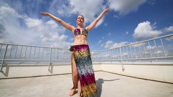 Mulher Dançando Dança Indiana Telhado Sob Céu Nuvens — Vídeo de Stock