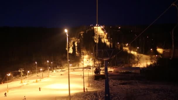 Déplacement en funiculaire au-dessus de la piste de ski la nuit d'hiver — Video