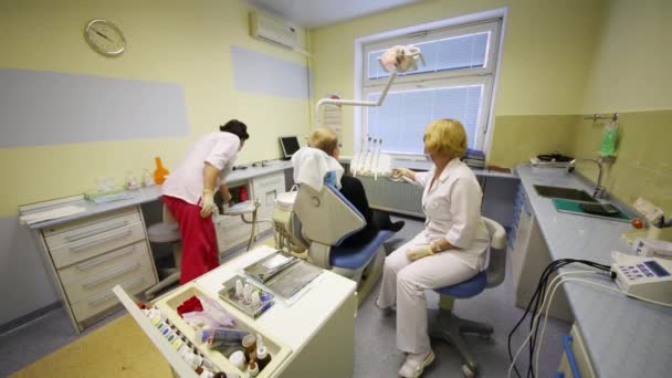 莫斯科 俄罗斯 2015年8月31日 牙医与护士准备牙科检查中心的 Endosurgery 和碎石术 凯尔特人 年轻人以模型发行 — 图库视频影像