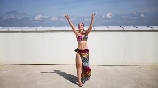 Mulher Casaca Brilhante Sutiã Dançando Graciosamente Telhado — Vídeo de Stock