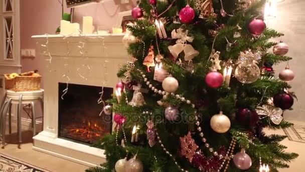 Mooie Groene Kerstboom Met Ballen Elektrische Haard — Stockvideo