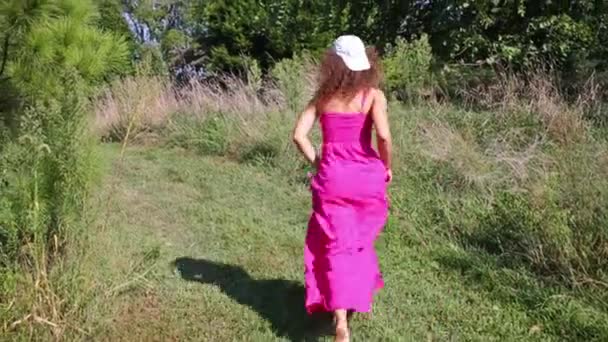Pembe Elbiseli Güzel Kadın Bahçe Çalıların Içine Çimenlerin Üzerinde Çalışır — Stok video