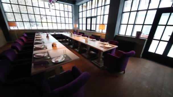 Tabulky Purpurovými Křesly Restauraci Velkými Okny — Stock video