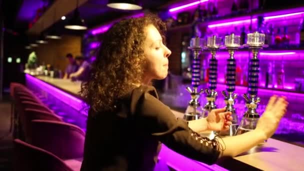 Hermosa Mujer Sonriente Con Pelo Rizado Canta Bar Con Luces — Vídeos de Stock