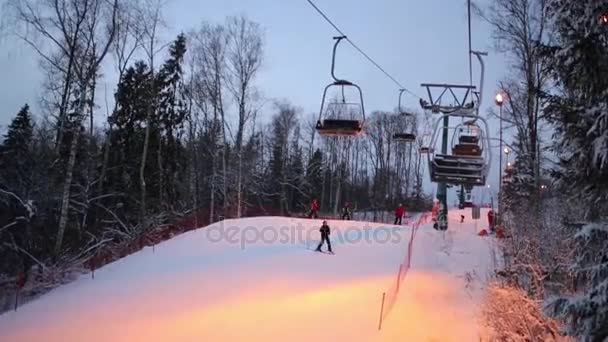 Seilbahn Über Piste Mit Skifahrern Abend Skigebiet — Stockvideo