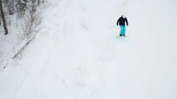 Skidåkare ner på sluttningen av banan i vinter — Stockvideo