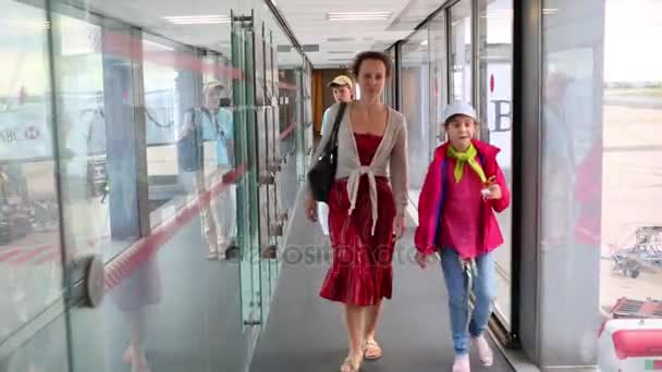 Paris Frankreich August 2014 Dreiköpfige Familie Fährt Über Transparente Luftbrücke — Stockvideo