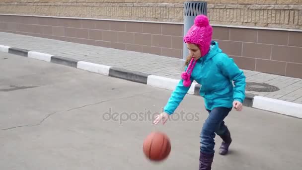 女童在牛仔裤训练中打篮球户外 — 图库视频影像