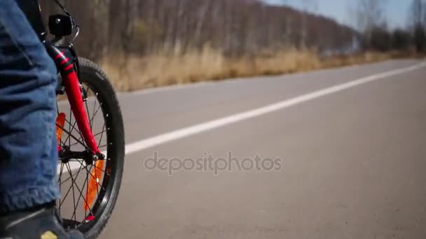 Czarny Czerwony Rower Mały Chłopiec Jazda Bruk Bliska — Wideo stockowe