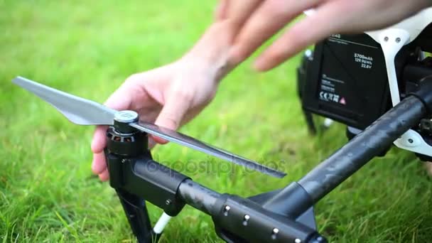 Händer Att Bort Propellrar Från Quadrocopter Grönt Gräs — Stockvideo