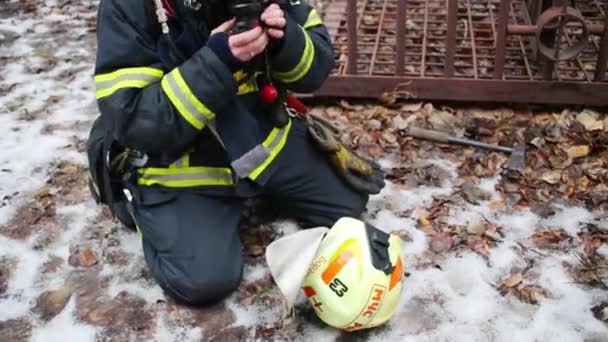 Feuerwehrmann mit Maske und Helm des nordöstlichen Regierungsbezirks (russisches Katastrophenschutzministerium)) — Stockvideo