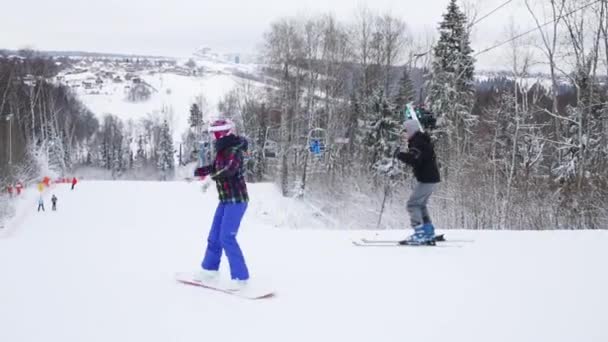Москва Dec 2014 People Hill Ski Slope Stepanovo Спортивный Комплекс — стоковое видео