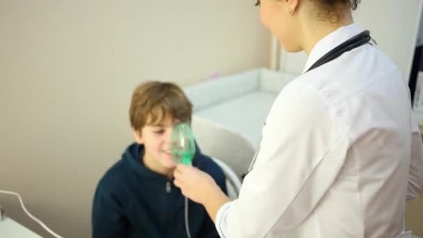 Médico Feminino Máscara Nebulizador Para Menino Sentado Cadeira — Vídeo de Stock