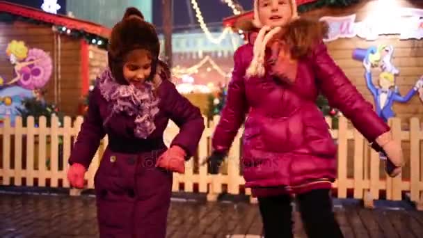 莫斯科 2015年1月4日 两个女孩在大街上跳舞在红色广场上的口香糖一年一度的圣诞集市 女孩与模型版本 — 图库视频影像