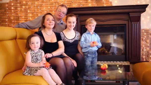 Bonne Mère Père Trois Enfants Assis Côté Cheminée — Video