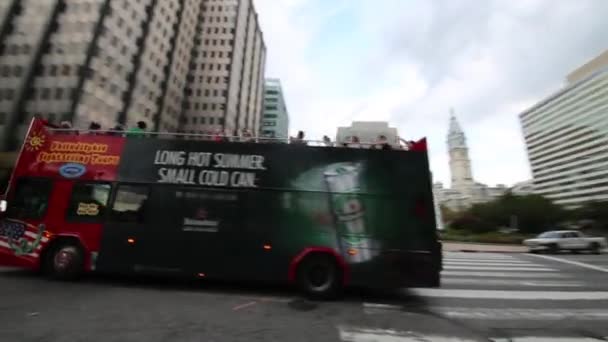 Philadelphia Usa September 2014 Tourist Bus Intersection Arch Street Benjamin — Stock Video