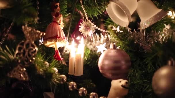 Nahaufnahme Eines Künstlichen Weihnachtsbaums Mit Spielzeugpuppe Glocken Und Kugeln — Stockvideo