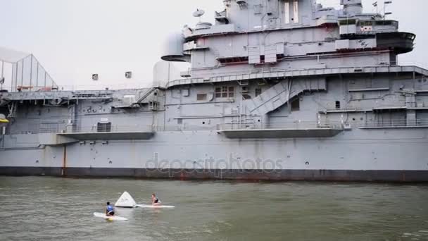 Nyc Usa Aug 2014 Aircraft Carrier Museum Intrepid Surfers Boards — Stock Video