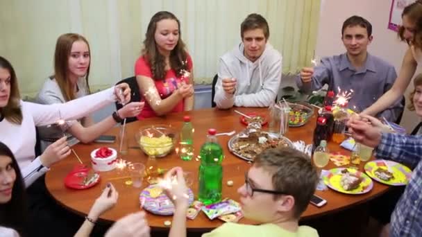 Έντεκα Έφηβοι Καθίσει Στο Τραπέζι Και Κατέχει Βεγγαλικά Στα Γενέθλια — Αρχείο Βίντεο
