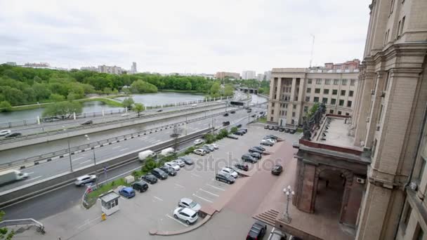 Moskau Russland Mai 2015 Autoverkehr Auf Lefortovskaya Damm Gegen Hauptgebäude — Stockvideo