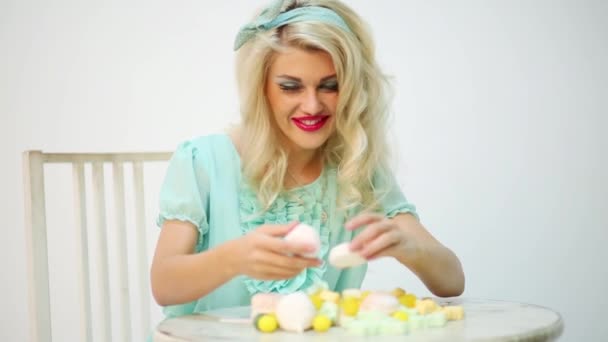 Bella Ragazza Con Capelli Bianchi Tiene Marshmallow Sapore Dolce — Video Stock