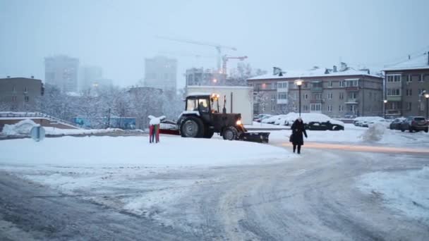 莫斯科 2014年12月11日 拖拉机在麋鹿岛住宅建筑群中清除积雪 — 图库视频影像