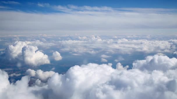 Avión Vuela Entre Capas Nubes Flocus Por Encima Cúmulo Por — Vídeos de Stock