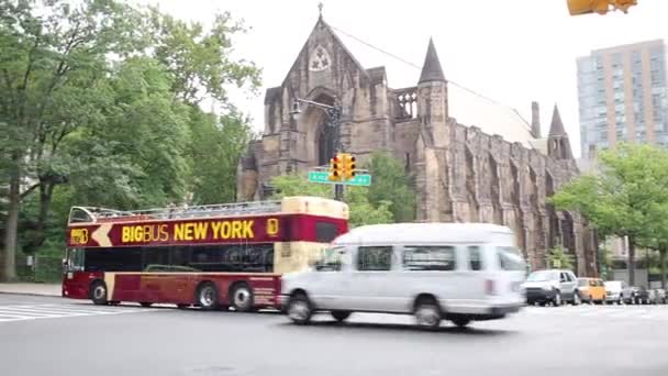 Nyc Usa Ago 2014 Tráfico Vehículos Diurnos Intersección Amsterdam Avenue — Vídeo de stock