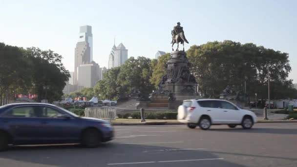 2014年9月02日 纪念碑乔治华盛顿在公园 Eakins 椭圆形和摩天大楼 — 图库视频影像