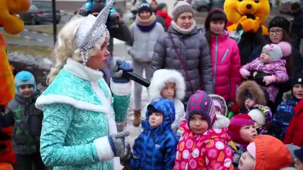 モスクワ 2014 手にマイクを持って雪の乙女は 複雑な Losinyj カルロヴィ ヴァリの子供達に伝えます 年齢雪娘変わる 小さな女の子 若い女の子のイメージで描かれています — ストック動画