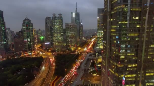 Shanghai Nov 2015 Stadtverkehr Zwischen Wolkenkratzern Abend Luftbild — Stockvideo