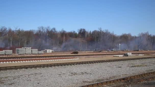 Ferrovia Vazia Fumaça Fogo Floresta Primavera — Vídeo de Stock