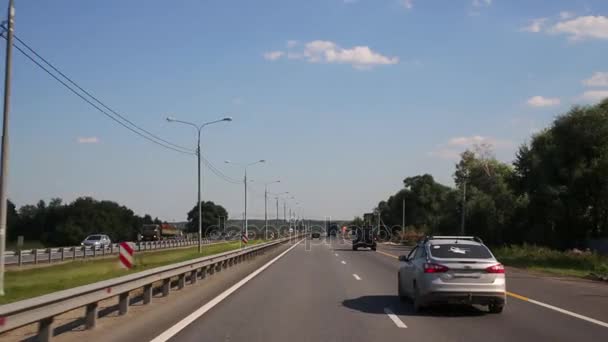Movimiento Coche Por Carretera Entre Árboles Verdes Día Verano — Vídeo de stock