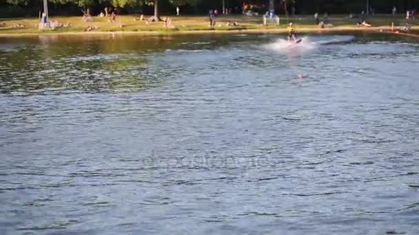 Wakeboard Athlète Écriture Arc Sur Eau Pour Corde — Video