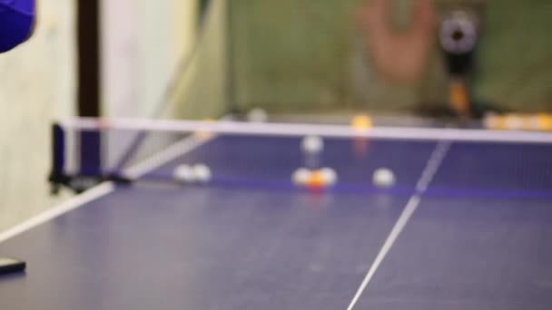 Человек Бьет Теннисные Мячи Один Другим Шары Запускают Запрограммированного Робота — стоковое видео