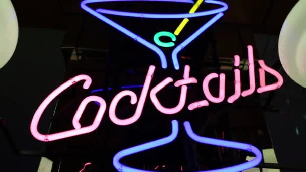 明亮的鸡尾酒霓虹灯标志在墙壁在黑暗的餐馆 — 图库视频影像