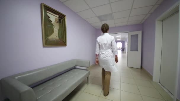 Moscow Russia August 2015 Female Doctor Goes Bright Corridor Modern — Stock Video